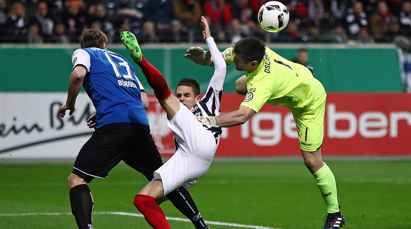 Packendes Duell: Mijat Gacinovic (M.) im Duell mit Bielefelds Keeper Wolfgang Hesl  © 2017 Getty Images