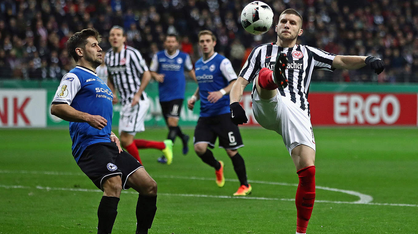 Ante Rebic takes on Michael Görlitz in what was a thrilling encounter © 2017 Getty Images