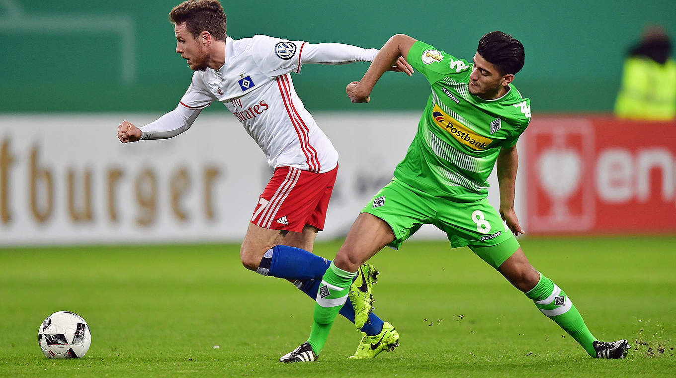 Bobby Wood battles with Gladbach's Tony Jantschke for possession.  © 2017 Getty Images