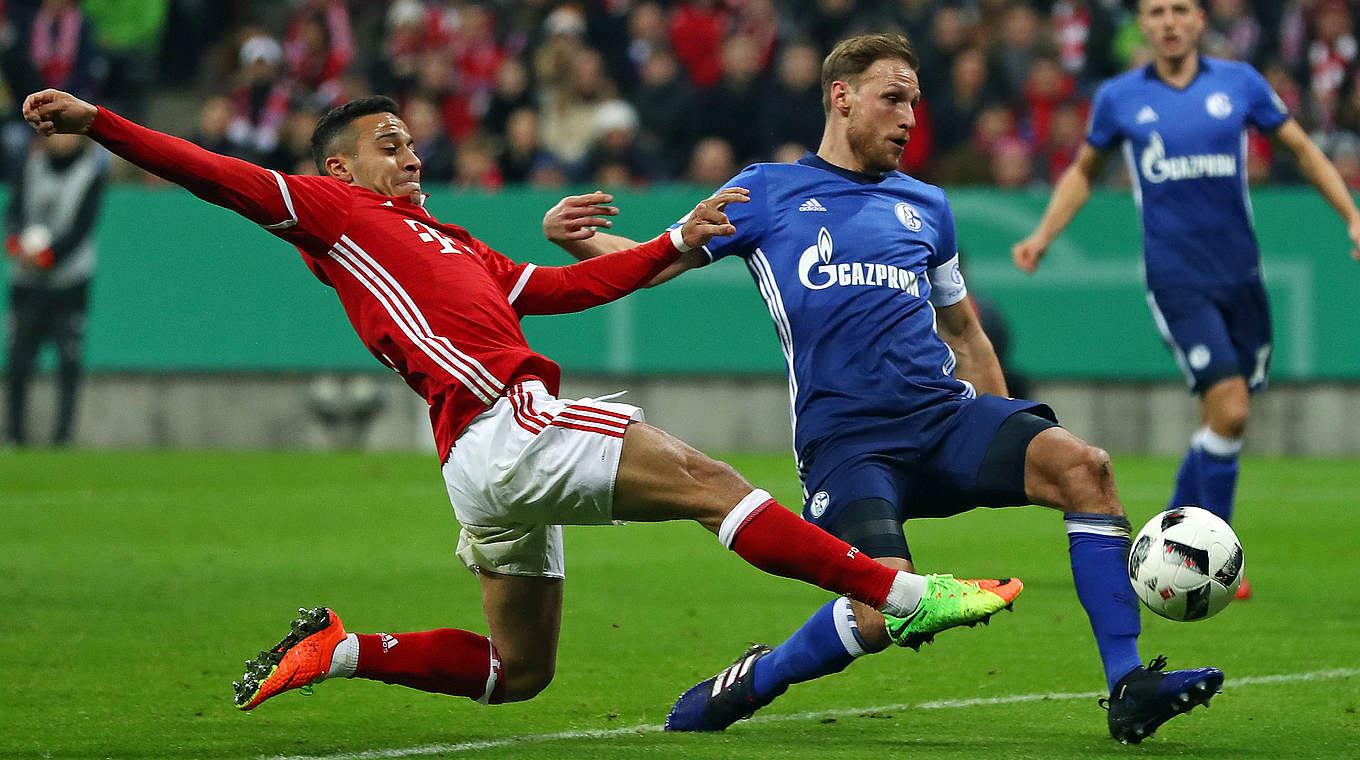 Kampf um den Ball: Schalkes Weltmeister Benedikt Höwedes (r.) und Thiago Alcantara © 2017 Getty Images