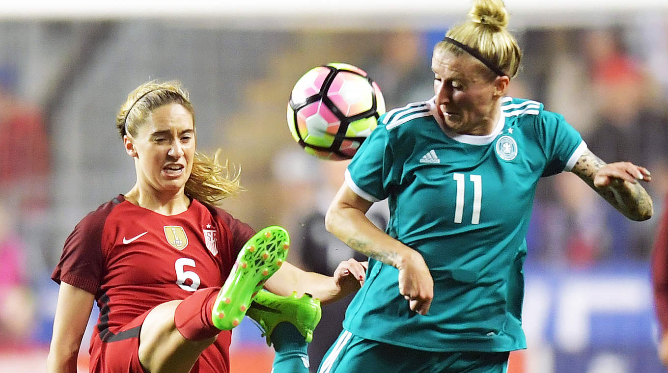 Anja Mittag (right) lost her 150th international match 1-0: "There was more in it for us." © 2017 Getty Images