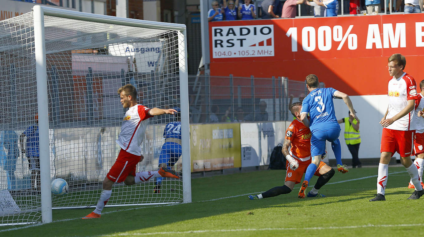 Wende perfekt: Jaroslaw Lindner trifft im Hinspiel in der Nachspielzeit zum Lotter Sieg © 2016 Getty Images