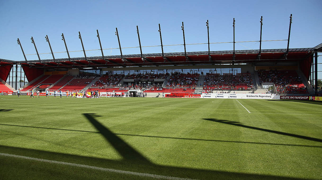 Gegen Lotte: Der SSV Jahn lädt zum "Tag der Senioren" in die Continental Arena ein © 2016 Getty Images