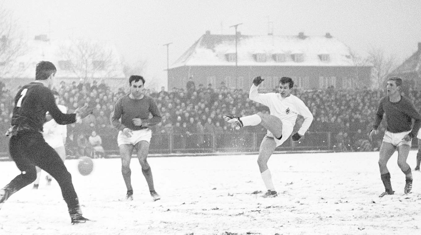 Schlusspunkt am 7. Januar 1967: Heynckes trifft zum 11:0 für Gladbach gegen Schalke © imago