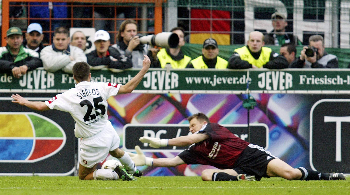 "Das war eher ein Foul an mir": Schalke-Keeper Rost 2004 über den Sverkos-Elfmeter © Bongarts