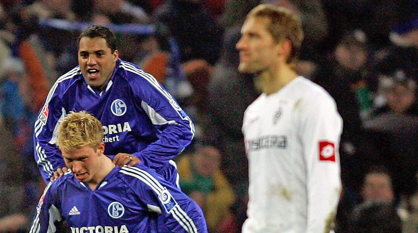 Auf Schultern getragen: Ailton erzielt 2005 drei Tore für Schalke in Mönchengladbach © Bongarts