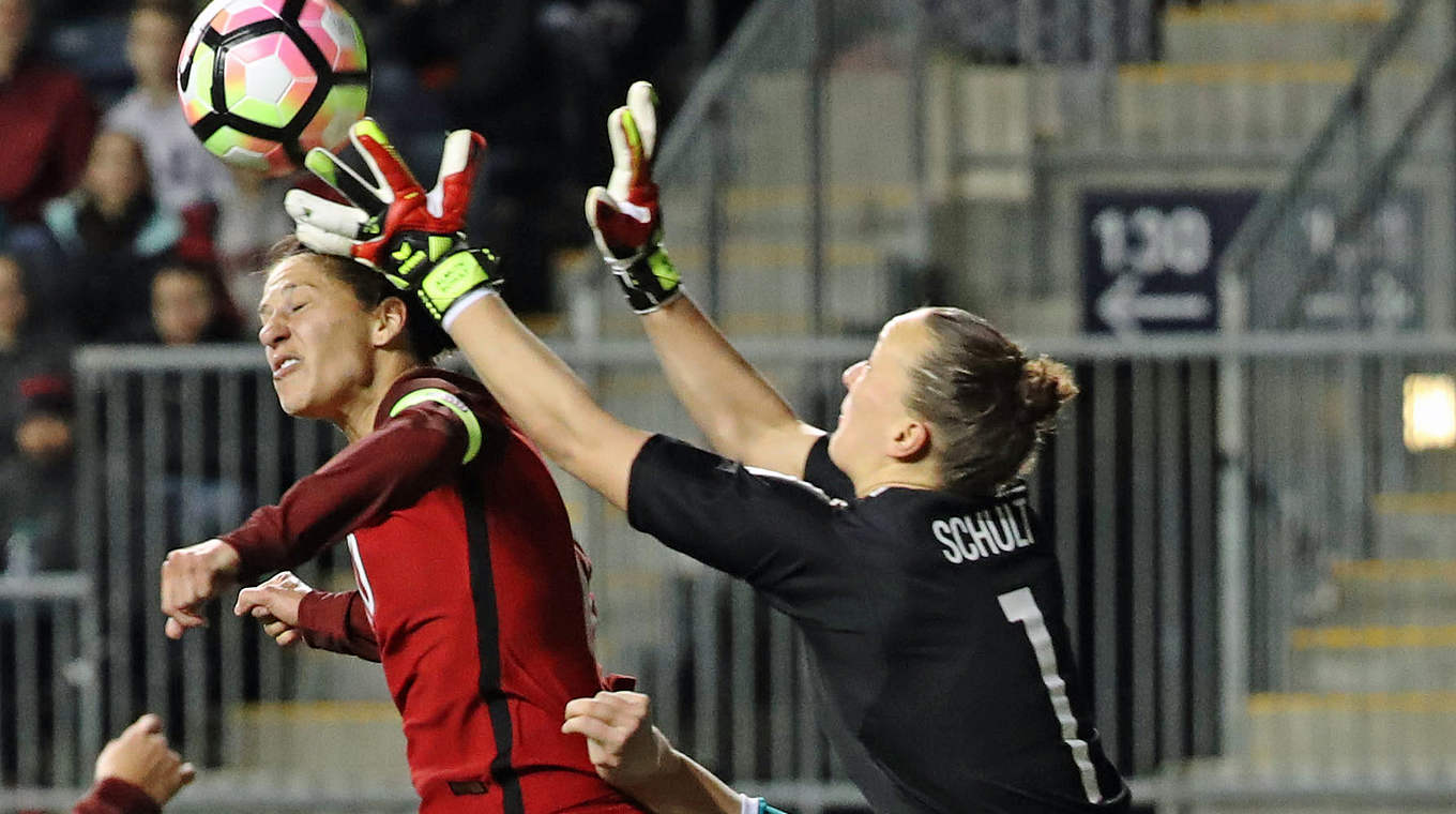 Verhindert den Kopfball von Carli Lloyd: Torhüterin Almuth Schult (r.) © Dominick Reuter/AFP/Getty Images