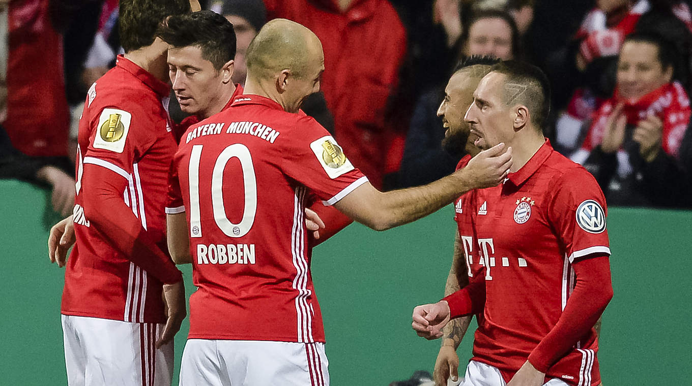 Jubel bei den Bayern: Vorlagengeber Franck Ribéry (r.) © GUENTER SCHIFFMANN/AFP/Getty Images