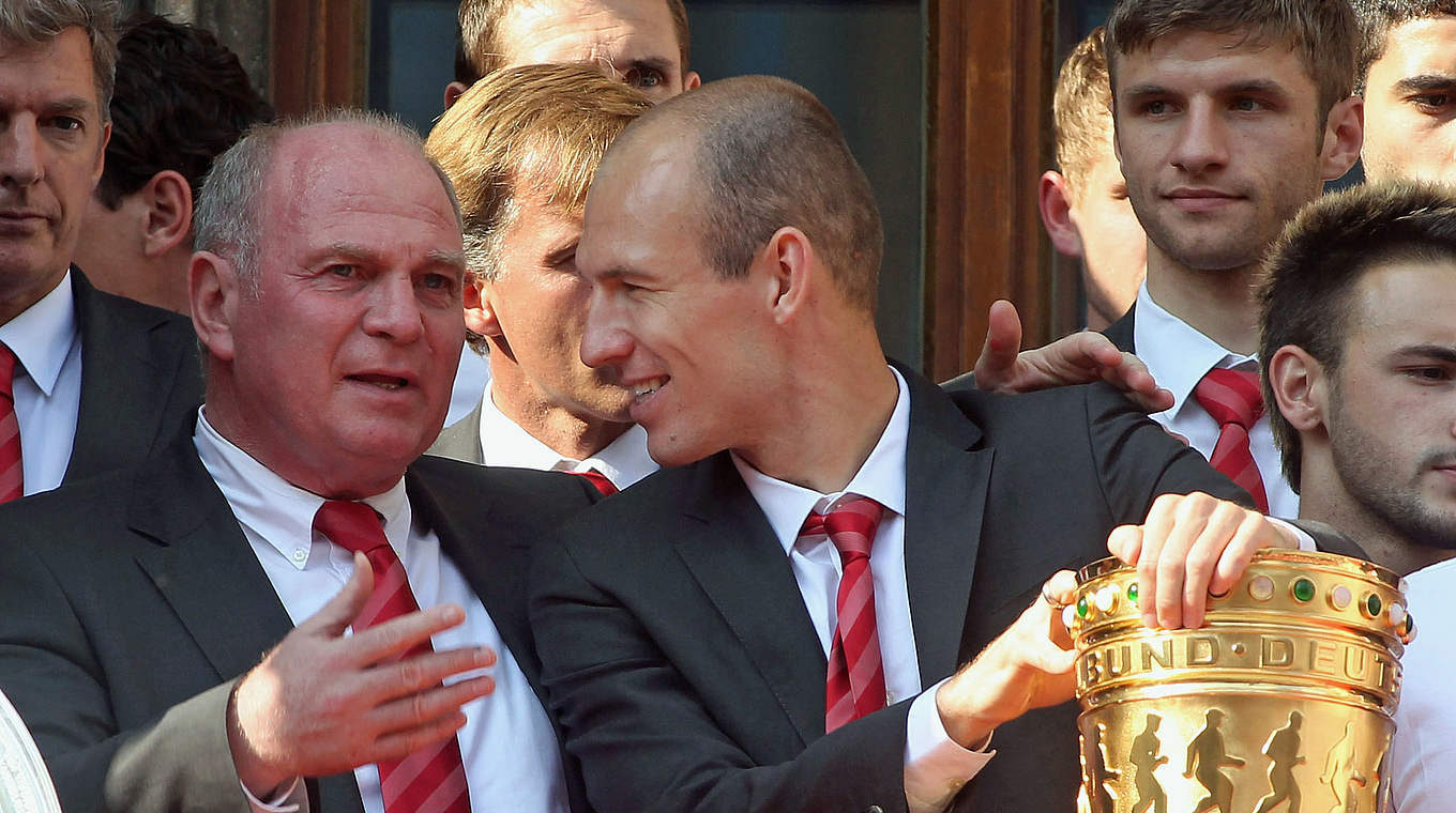 Kann Präsident Uli Hoeneß in der Münchner Torjägerliste überholen: Arjen Robben (v.l.) © 2010 Getty Images