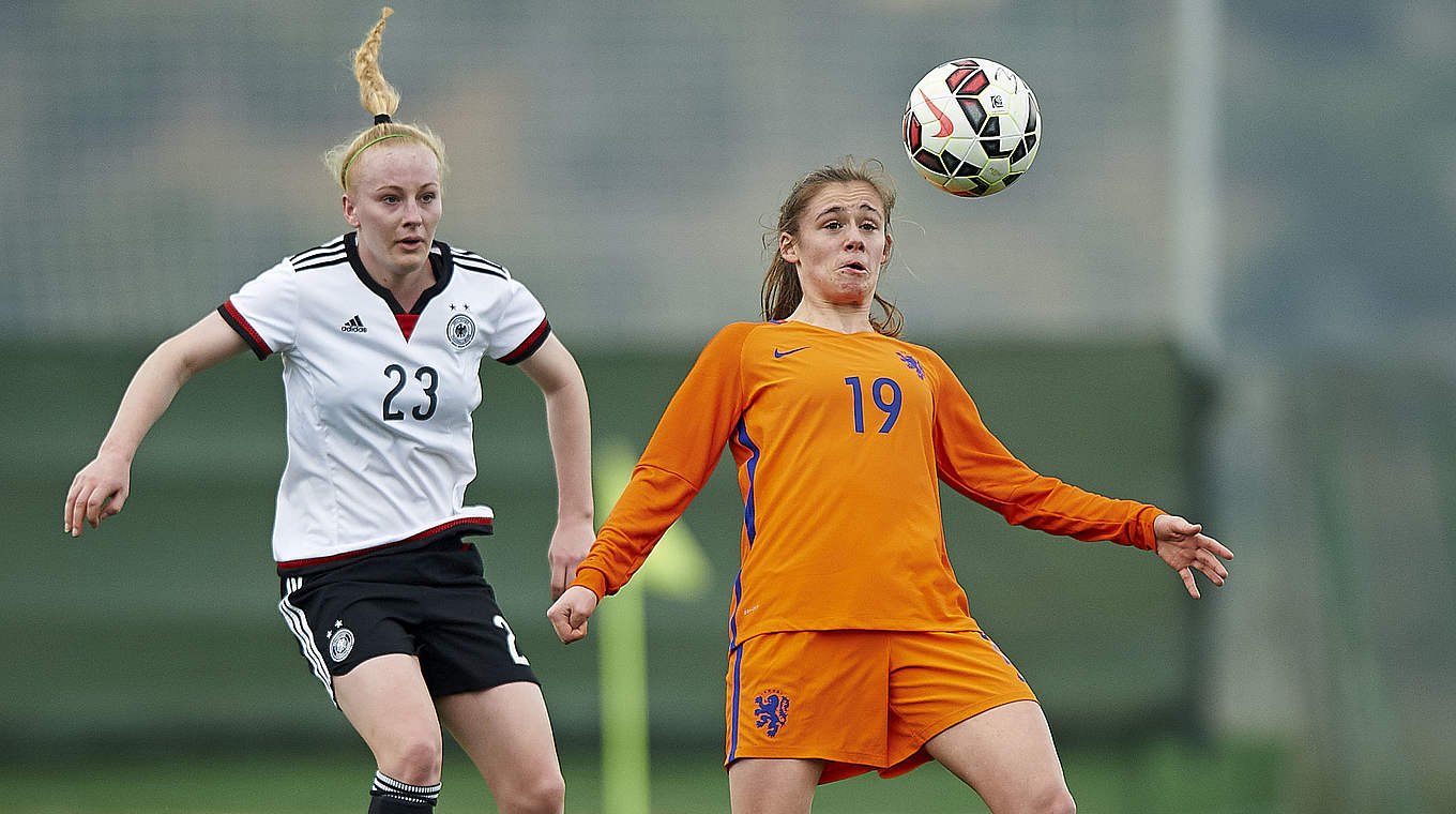 Den Ball immer im Blick: Meret Wittje (l.) gegen Oranjes Torschützin Joelle Smits © 2017 Getty Images