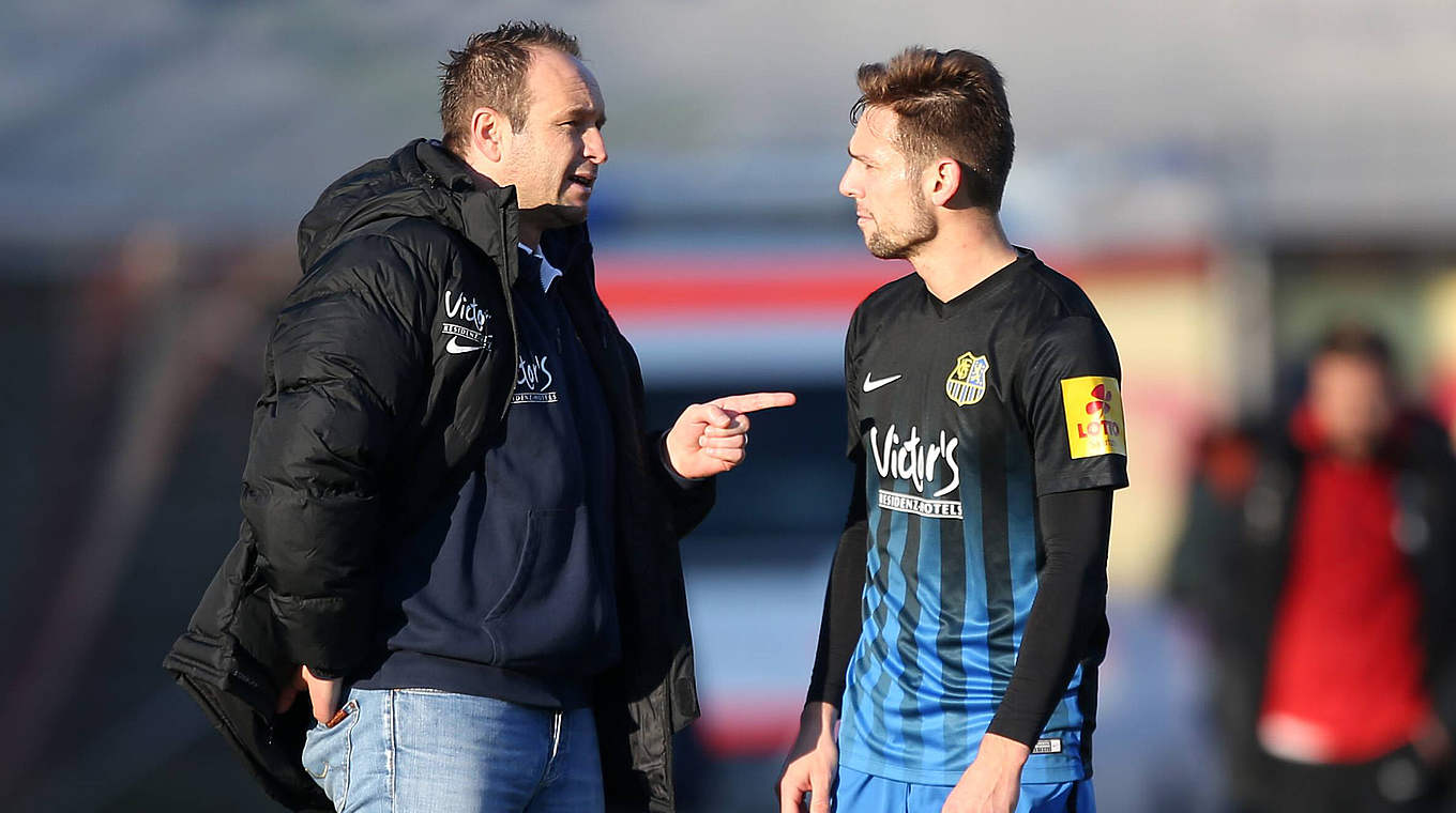 Muss mit Saarbrücken die nächste Niederlage hinnehmen: Trainer Dirk Lottner (l.) © imago/Thomas Frey