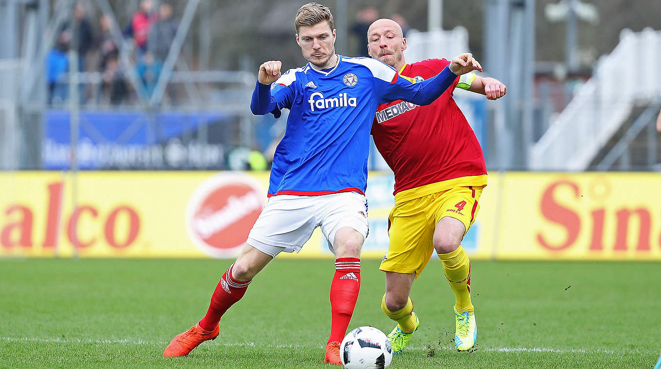 Im Zweikampfduell: Kieler Alexander Bieler (l.) und Paderborner Tim Sebastian (r.) © 2017 Getty Images