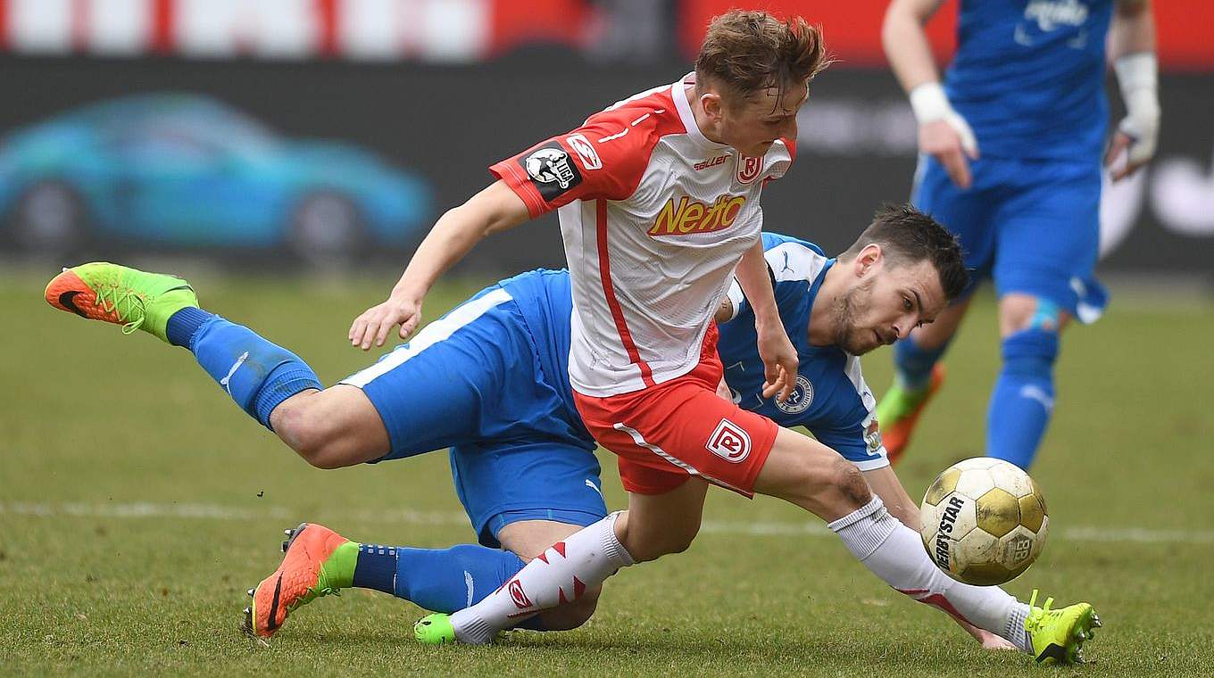 Marco Lais' (v.) Regensburg rang Mitaufsteiger Lotte (hinten: Bernd Rosinger) nieder © 2017 Getty Images