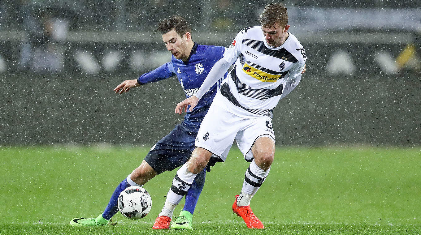 Duell zwischen Nationalspielern: Schalkes Leon Goretzka (l.) gegen Christoph Kramer © 2017 Getty Images