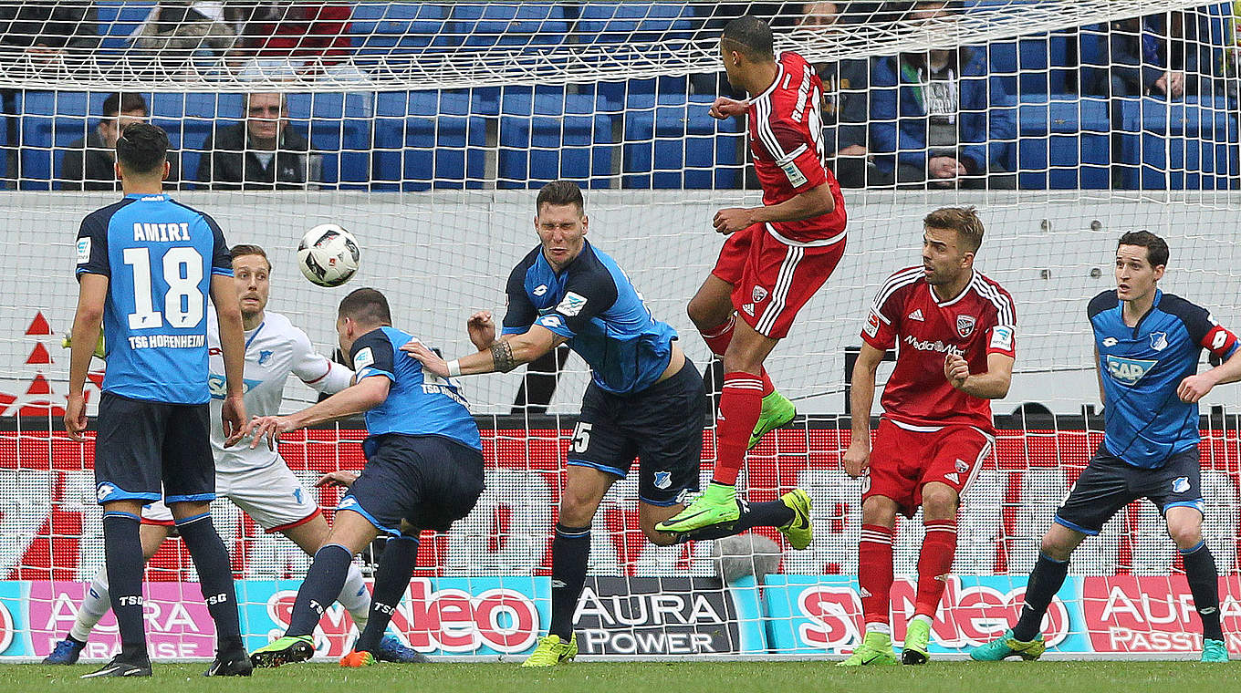 Unglücklicher Moment: Hoffenheims Niklas Süle (4.v.l.) trifft ins eigene Tor © AFP/Getty Images