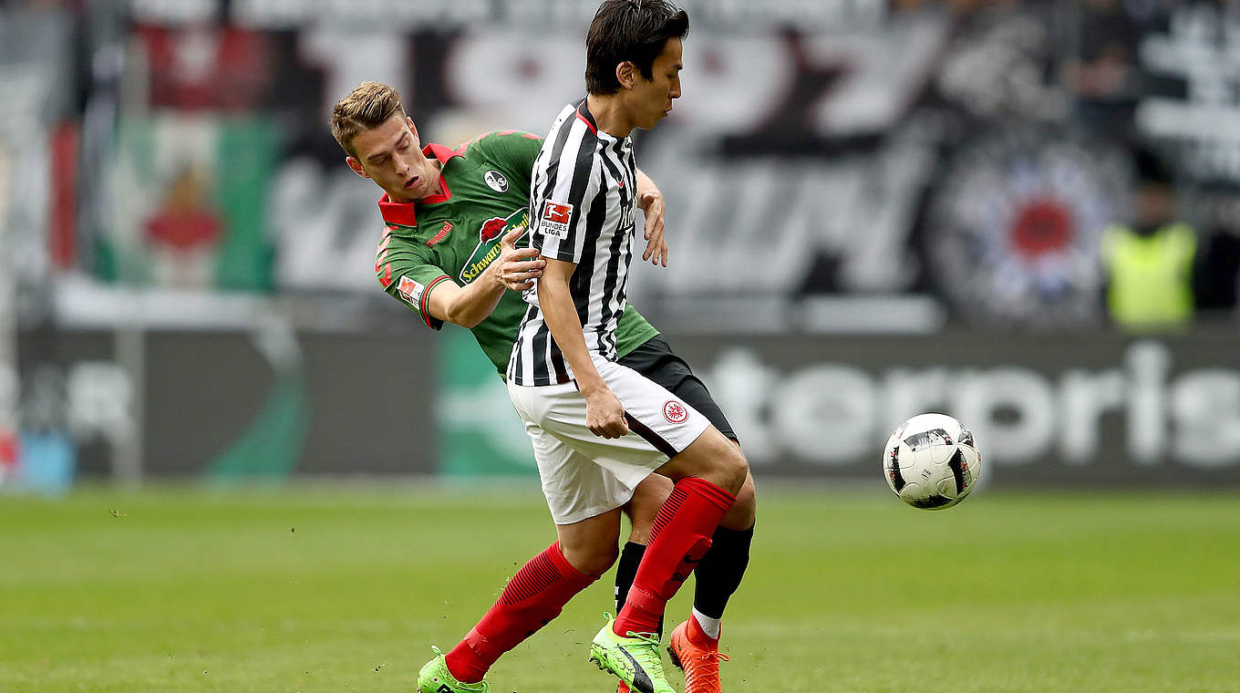 Verbissene Zweikämpfe in Frankfurt: Freiburgs Janik Haberer (l.) gegen Makoto Hasebe © 2017 Getty Images