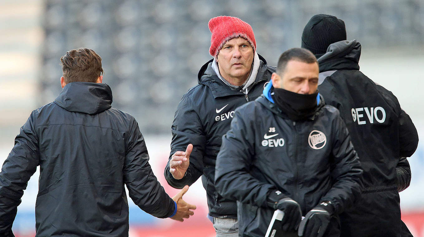 Versäumte das Spiel in Trier wegen eines grippalen Infekts: OFC-Coach Reck (2.v.l.) © imago/Thomas Frey