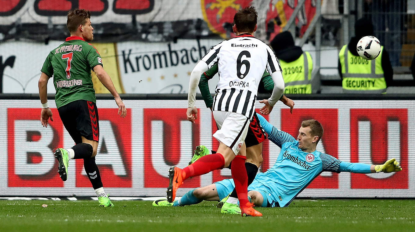 Zweiter Freiburger Streich in Frankfurt: Florian Niederlechner (l.) netzt ein © 2017 Getty Images