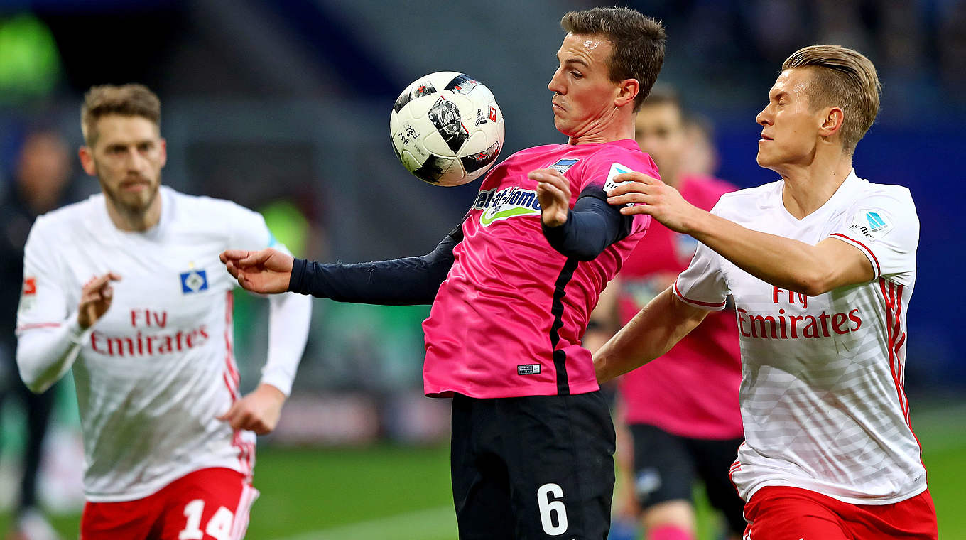 Perfekte Ballkontrolle: Herthas Vladimir Darida (2.v.r) im Duell mit Matthias Ostrzolek © 2017 Getty Images