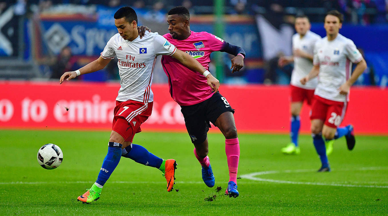 Einen Schritt schneller: HSV-Stürmer Bobby Wood gegen Herthas Salomon Kalou © AFP/Getty Images