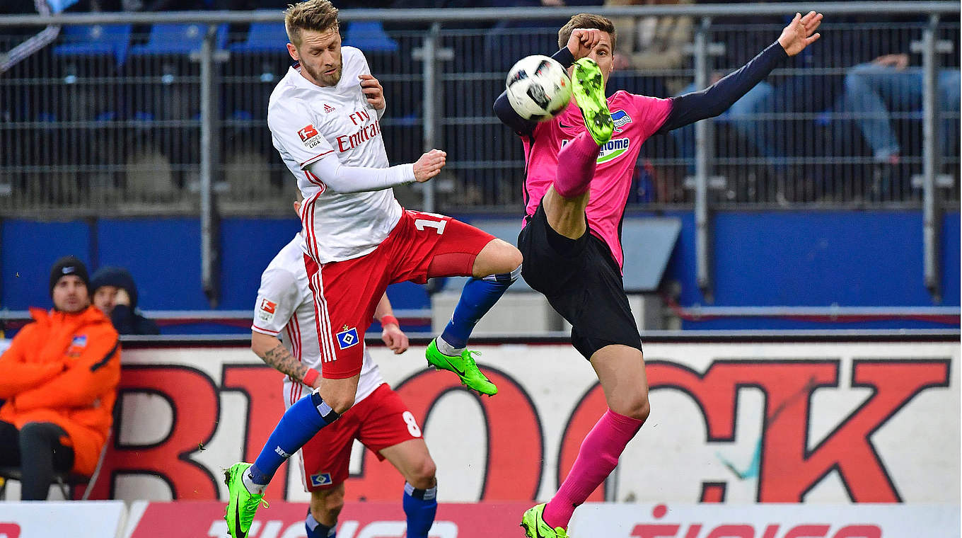 Artistische Einlage im Luftkampf: Sebastian Langkamp (r.) gegen Hamburgs Aaron Hunt © AFP/Getty Images