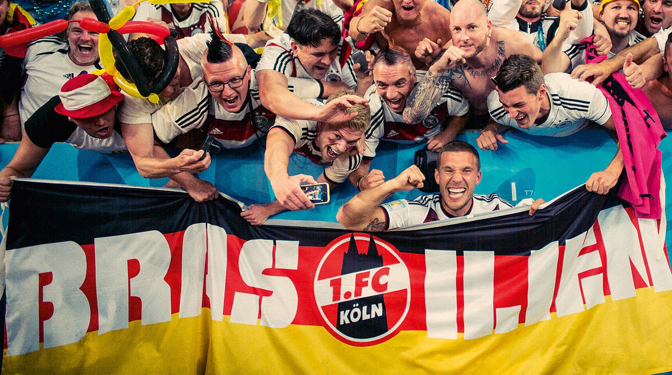 "Kölsche Jungs" unter sich: Poldi bejubelt mit Fans aus Köln den WM-Sieg 2014 © Paul Ripke