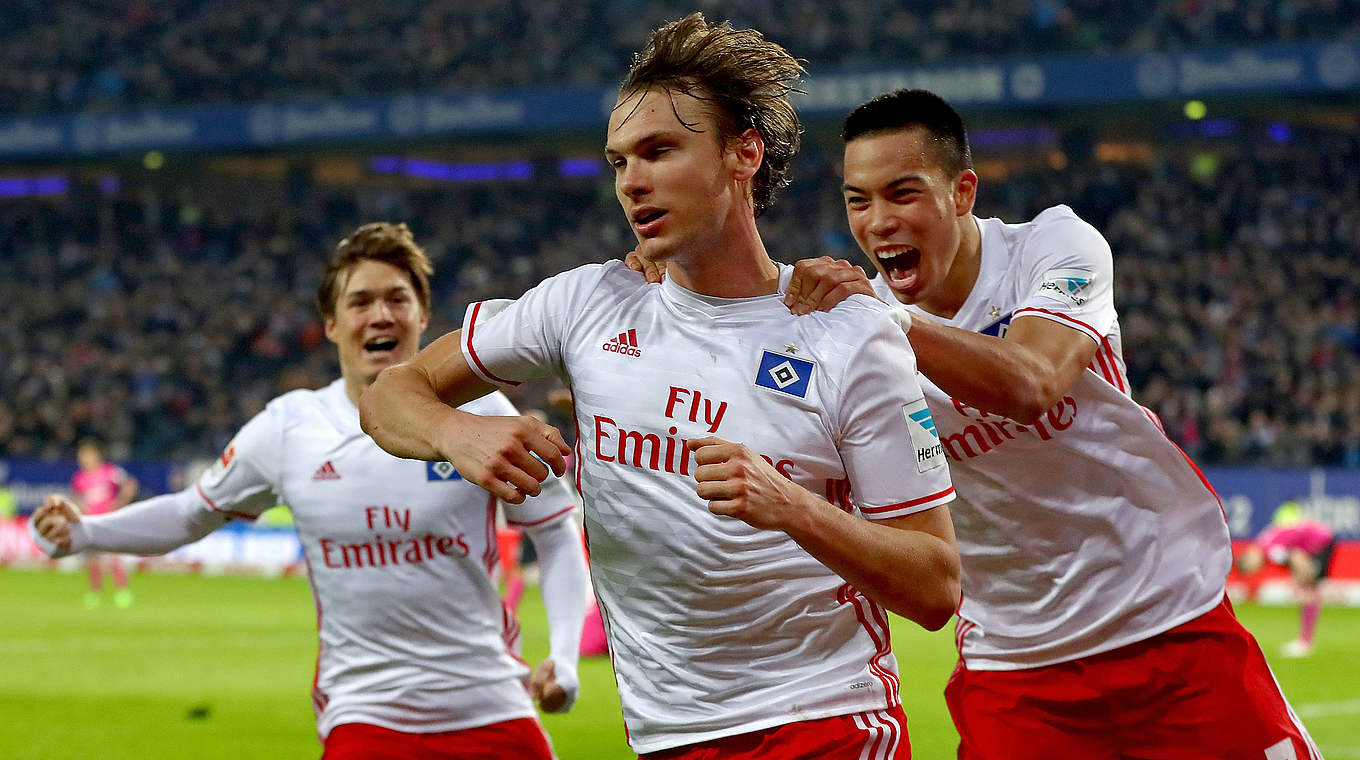 Albin Ekdal wins it for HSV with his first Bundesliga goal. © 2017 Getty Images