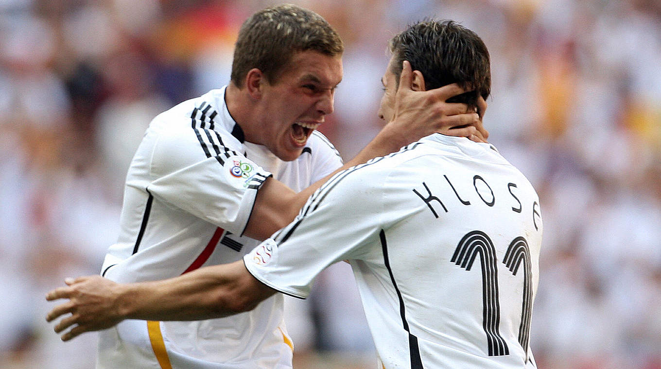 The protagonist of 2006's "Summer Fairytale": Podolski celebrates with Miroslav Klose.  © 2006 AFP