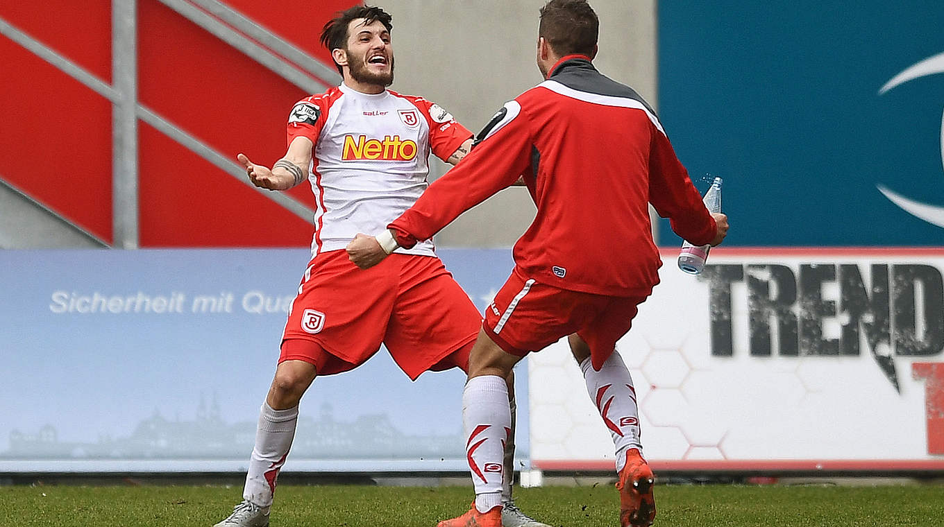 Bleibt weiter im Aufstiegsrennen der 3. Liga: Aufsteiger SSV Jahn Regensburg © 2017 Getty Images