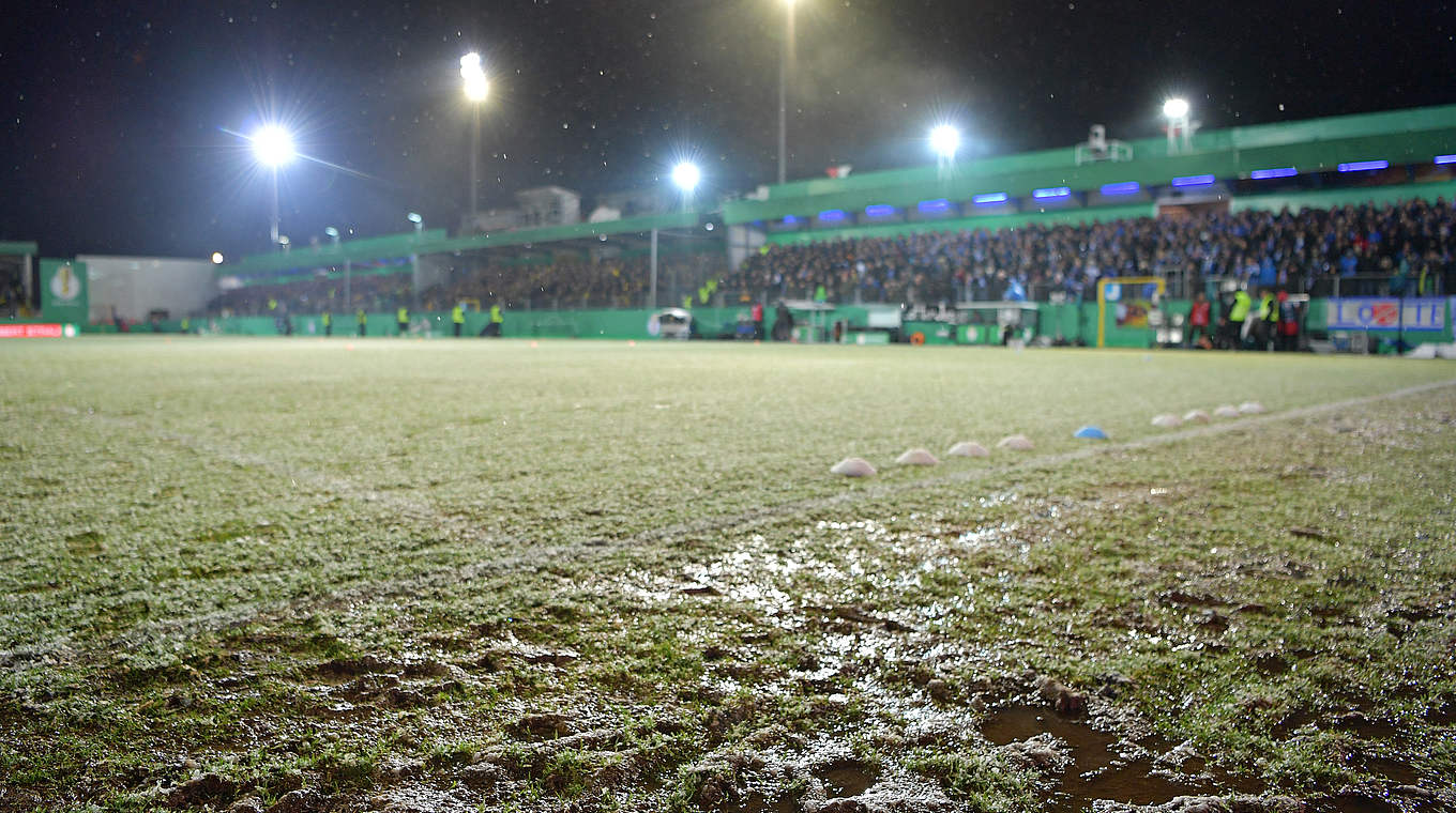 Wegen Unbespielbarkeit des Platzes: kein Fußballspiel im Lotter Frimo-Stadion möglich © 2017 Getty Images