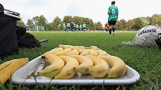 Viel Obst und kleine Snacks für zwischendurch: Fußballer müssen Energiespeicher füllen © 2013 Getty Images