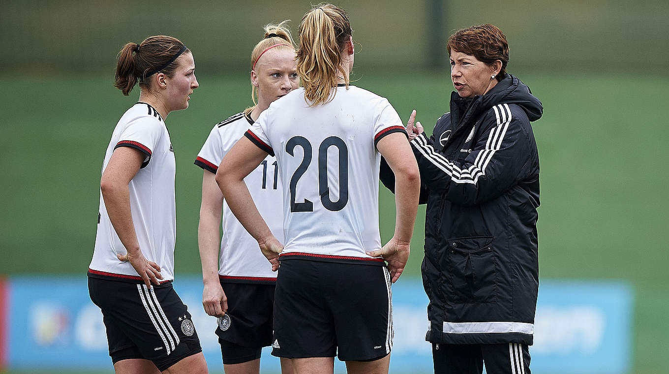 "Sehr zufrieden" mit der Leistung ihrer Mannschaft: U 19-Trainerin Maren Meinert (r.) © 2017 Getty Images