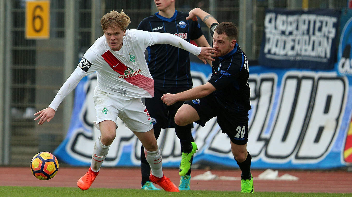 Zieht sich in einem Testspiel einen Kreuzbandriss zu: Paderborns Pascal Itter (r.) © 2017 Getty Images