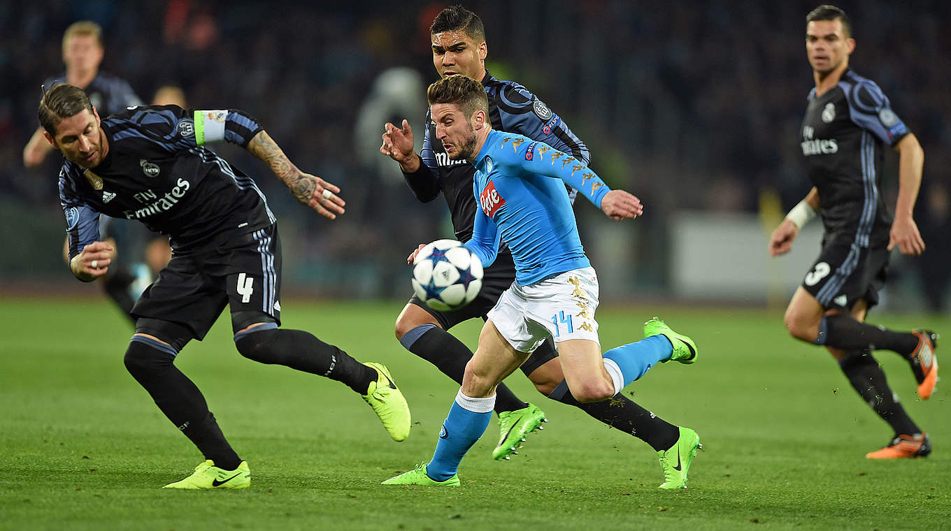 Ball beherrscht trotz gegnerischer Überzahl: Neapels Torschütze Dries Mertens (v.) © AFP/Getty Images