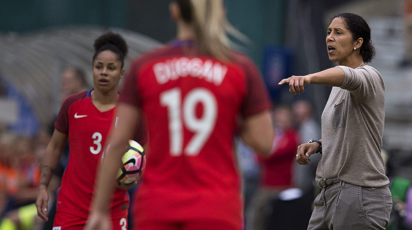 Bundestrainerin Jones (r.) übers 1:0 gegen England: "Wir haben uns endlich belohnt" © BRENDAN SMIALOWSKI/AFP/Getty Images