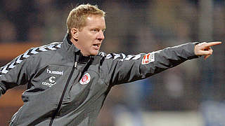 Wird mit seinem Team wieder zum HSV-Schreck: St. Paulis Trainer Timo Schultz © imago/Schwörer Pressefoto