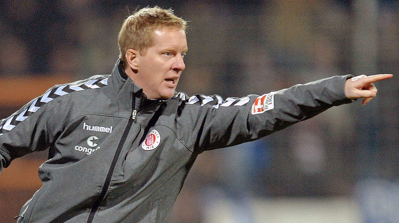 Wird mit seinem Team wieder zum HSV-Schreck: St. Paulis Trainer Timo Schultz © imago/Schwörer Pressefoto