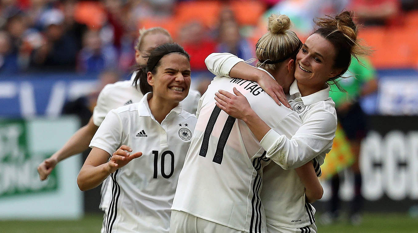 Siegtor vorbereitet, von den Fans belohnt: Lina Magull (r.) ist "Spielerin des Spiels" © 2017 Getty Images