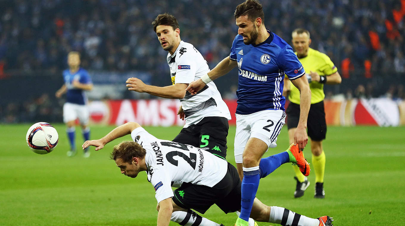 Battling for the ball: Gladbach's Jantschke against Caligiuiri © 2017 Getty Images