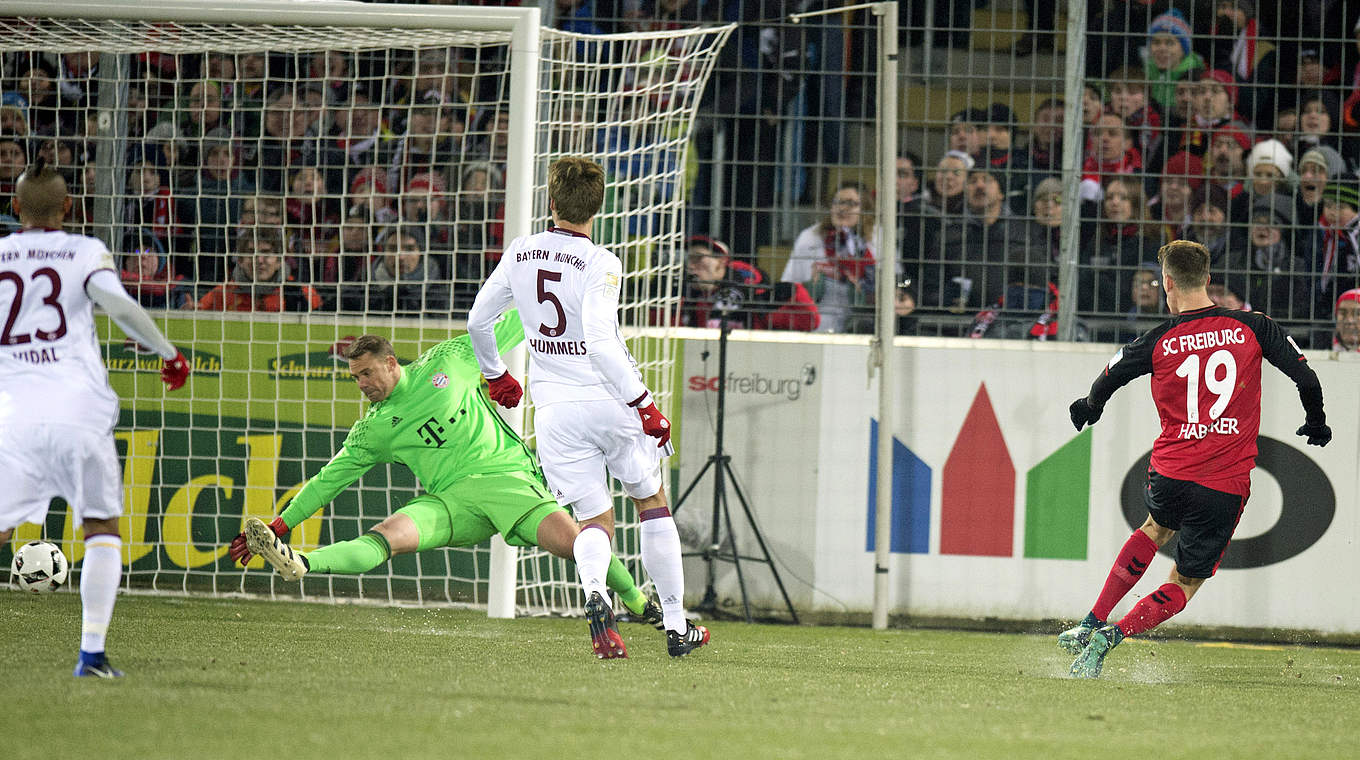 Besonderer Moment: Haberer (r.) trifft im Januar gegen den FC Bayern mit Keeper Neuer  © 2017 Getty Images