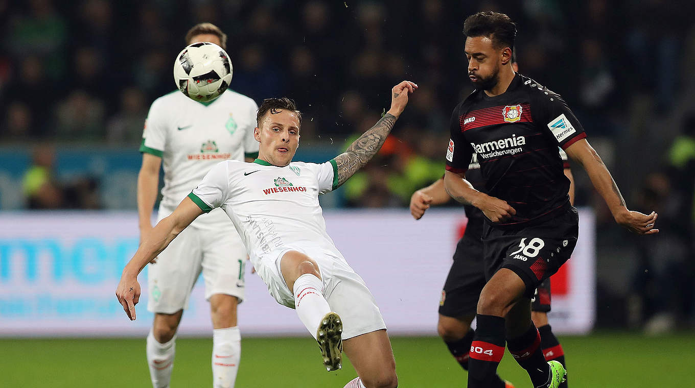 Zweikampf in der BayArena: Bremens Robert Bauer (l.) gegen Karim Bellarabi © 2017 Getty Images