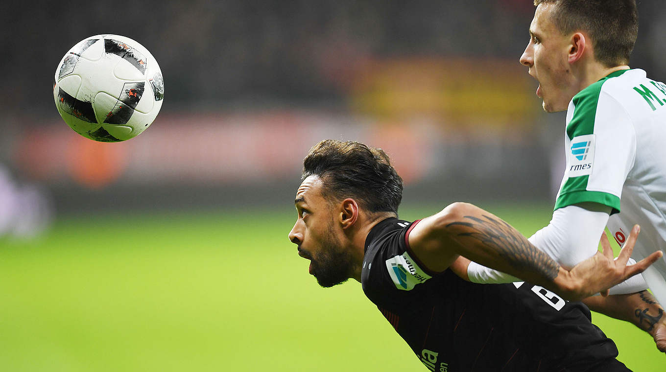 Ball im Blick: Bayers Karim Bellarabi (l.) und Niklas Moisander vom SV Werder © PATRIK STOLLARZ/AFP/Getty Images