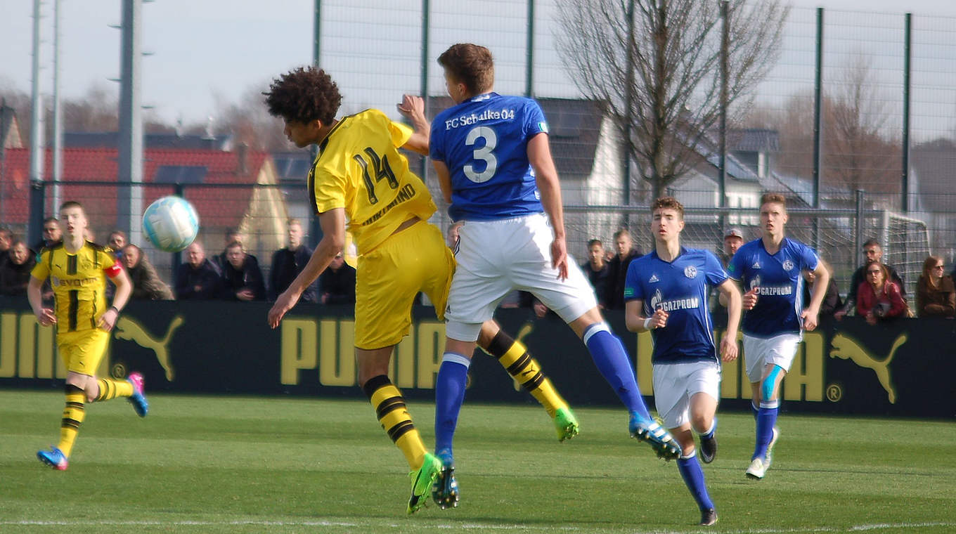 Kopfballduell: Dortmunds Yassin Ibrahim (l.) und Jonathan Riemer © mspw