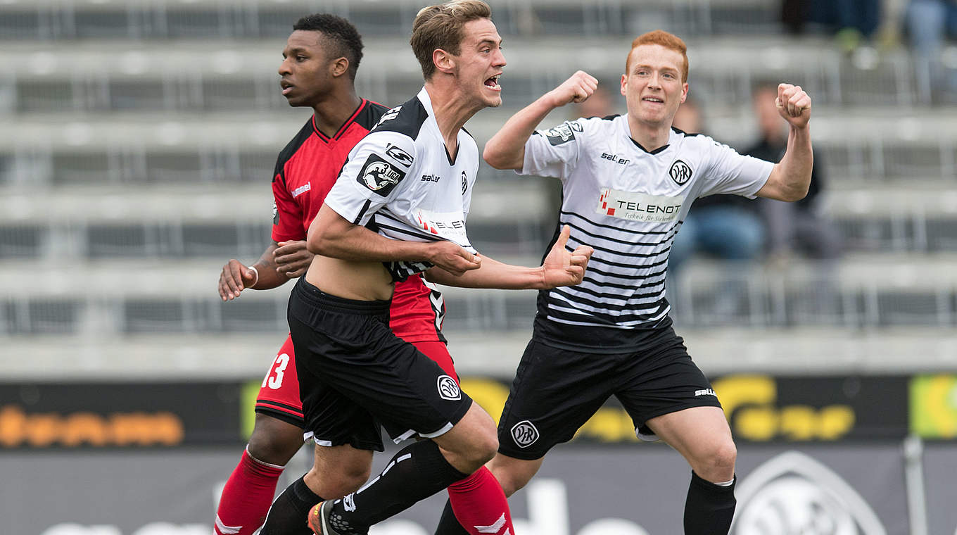 Leitet Aalens Heimsieg gegen Großaspach ein: Torschütze Daniel Stanese (2.v.r.) © 2017 Getty Images