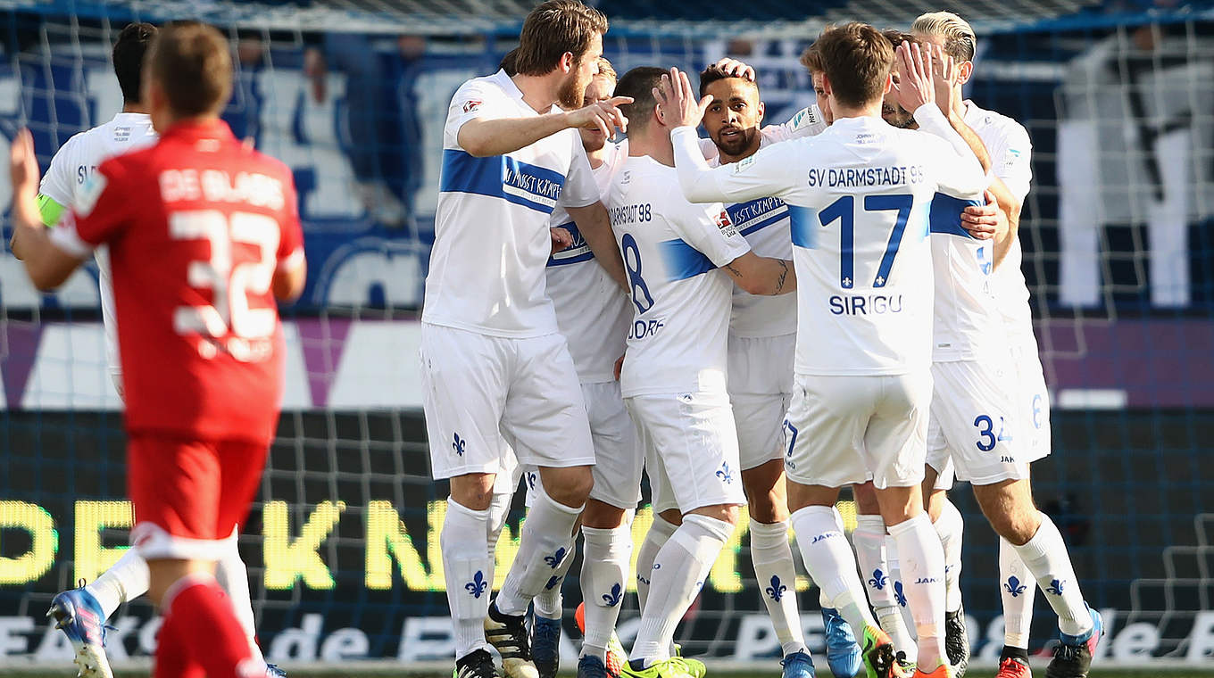 Jubel in Darmstadt: Das Schlusslicht gewinnt gegen Mainz 05 © 2017 Getty Images