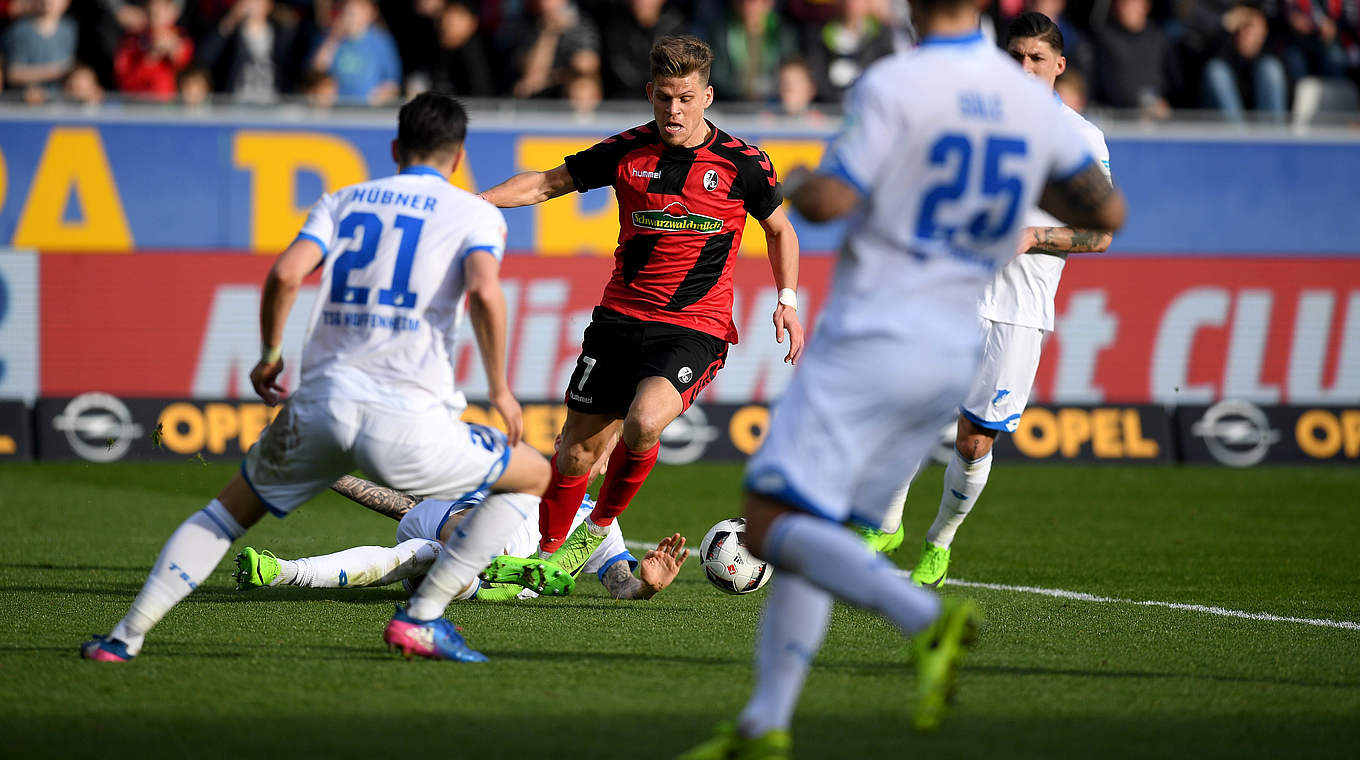 Die Szene vor dem Strafstoß: Florian Niederlechner (M.) wird gefoult  © 2017 Getty Images