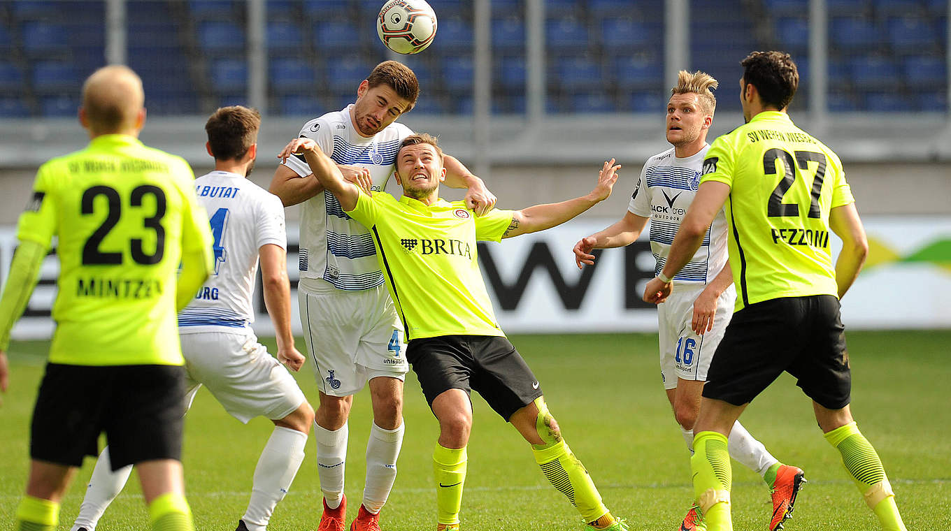 Kopfballduell: Wiesbadens Torschütze 
David Blacha (r.) und Dustin Bomheuer © imago/Eibner