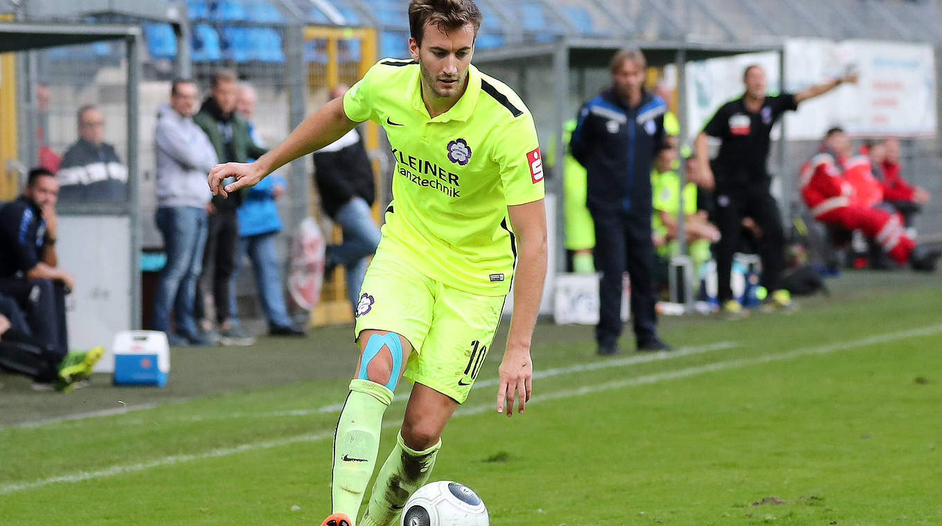 Dreierpack gegen den FC-Astoria Walldorf: Niklas Hecht-Zirpel vom FC Nöttingen © imago/foto2press