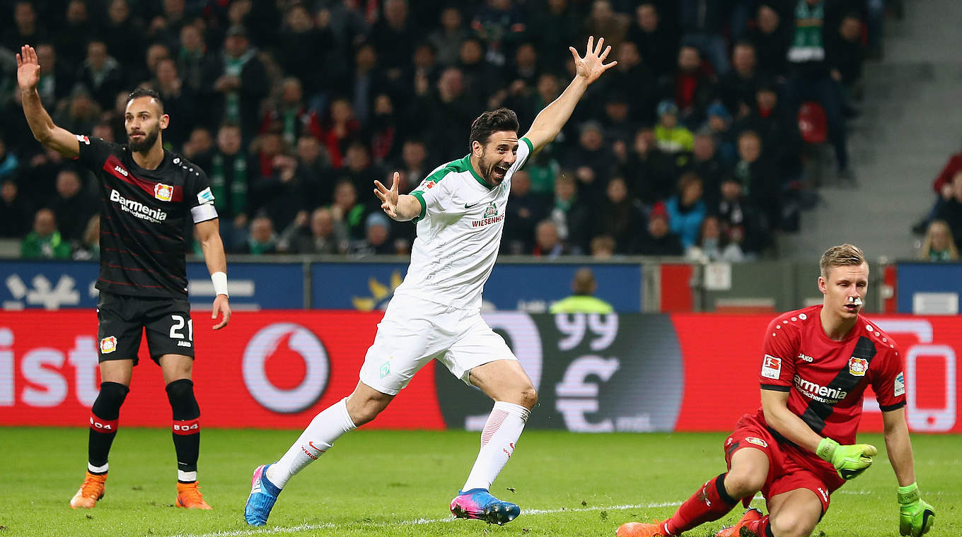 Trifft bei seinem 200. Bundesligaspiel für Werder: der Peruaner Claudio Pizarro (M.) © 2017 Getty Images