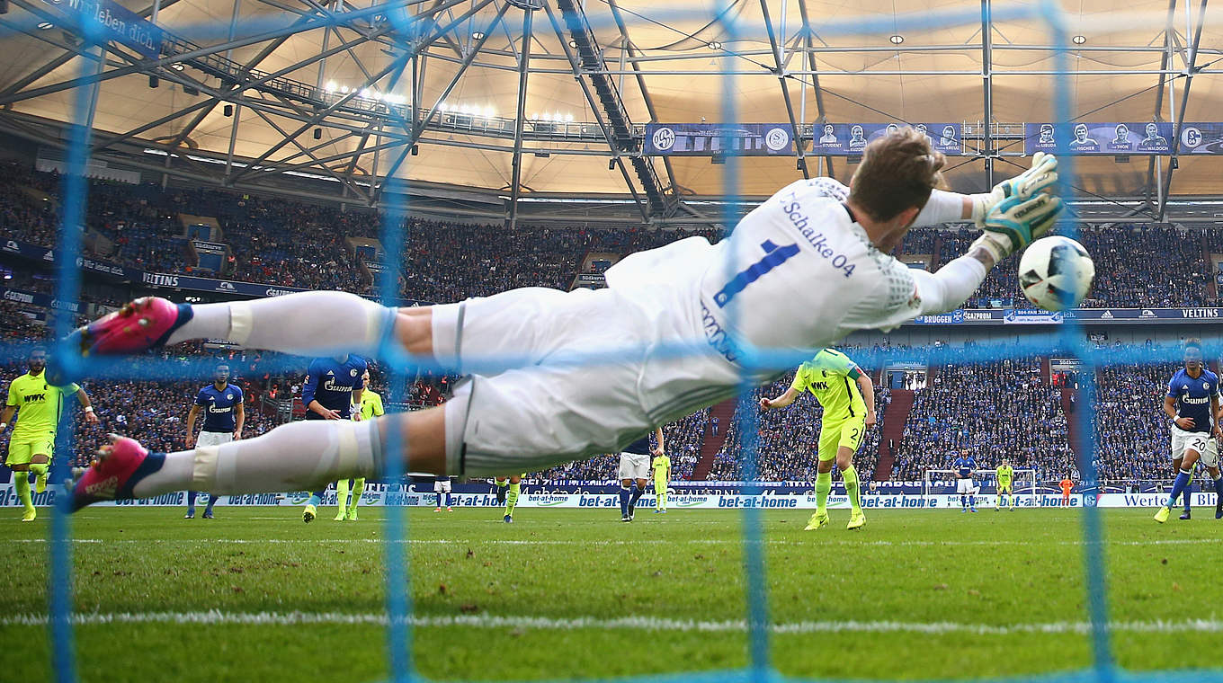 Pariert stark den Elfmeter von Paul Verhaegh: Schalkes Keeper Ralf Fährmann © 2017 Getty Images